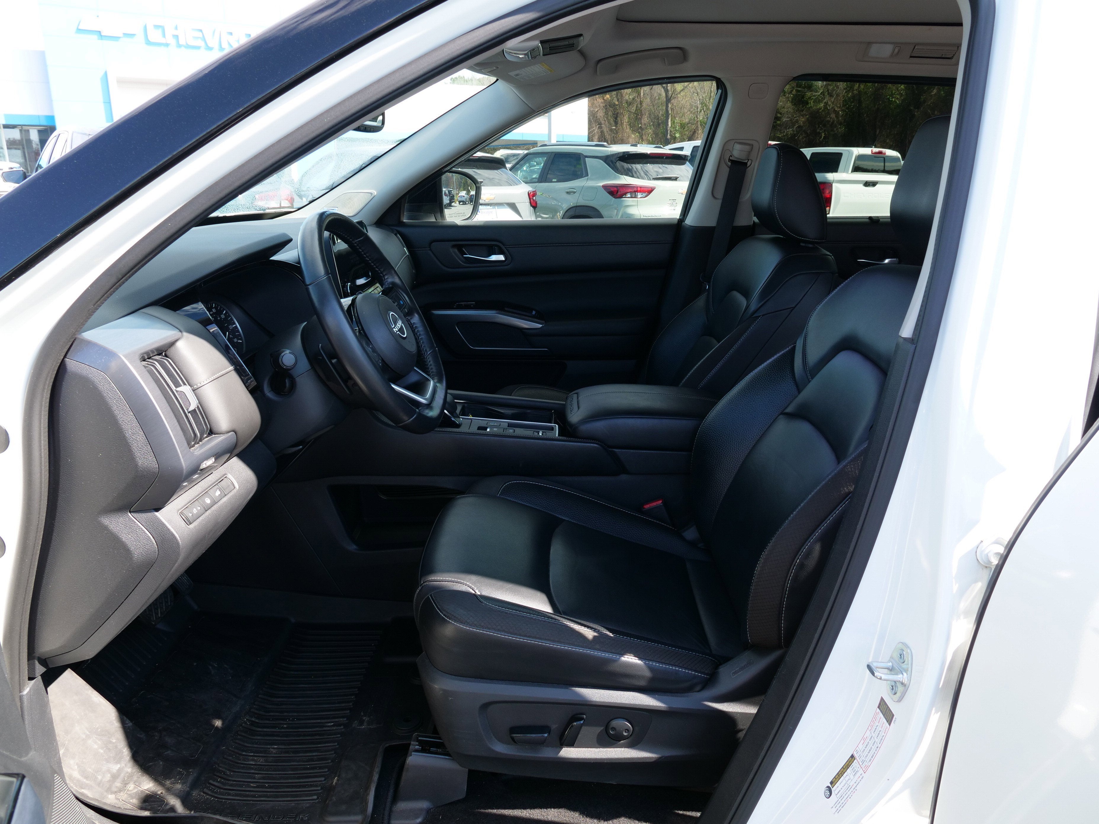 2022 Nissan Pathfinder SL