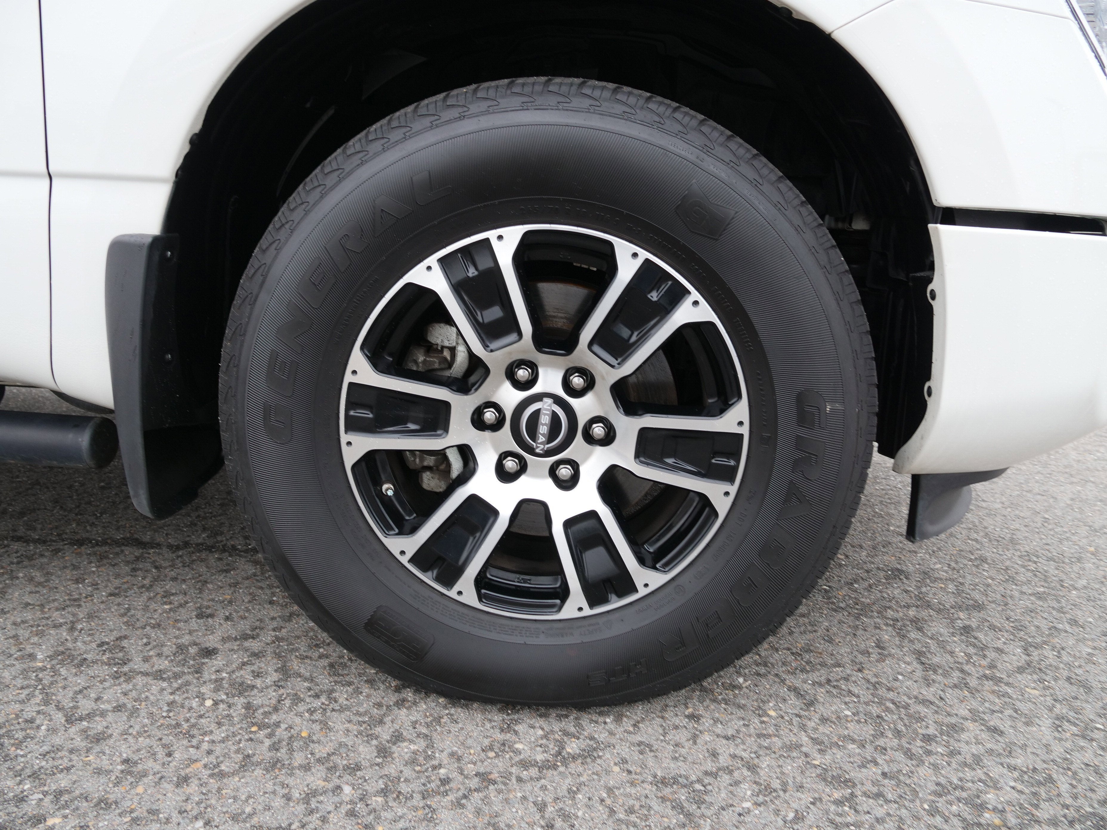 2023 Nissan Titan SV