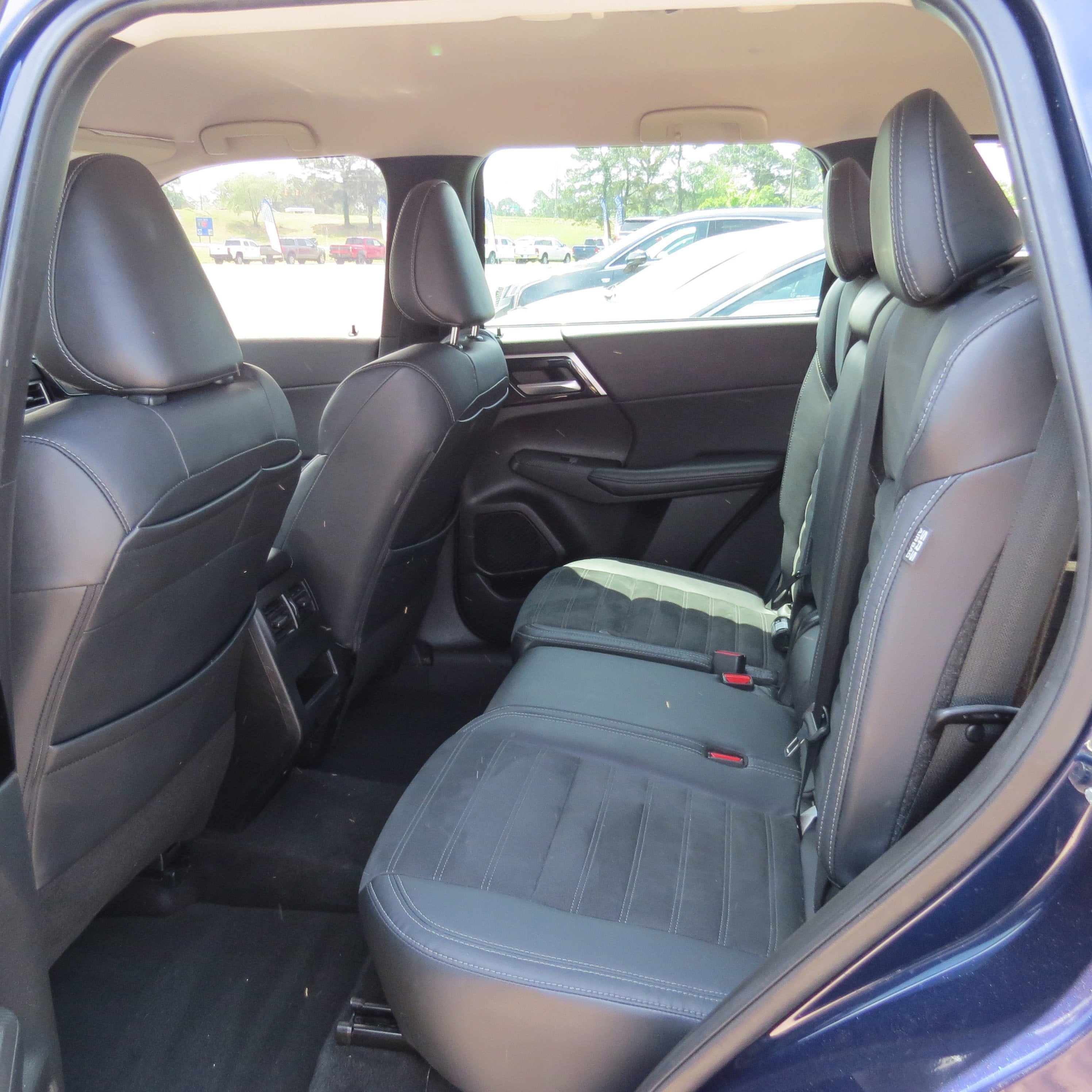 2023 Mitsubishi Outlander Base