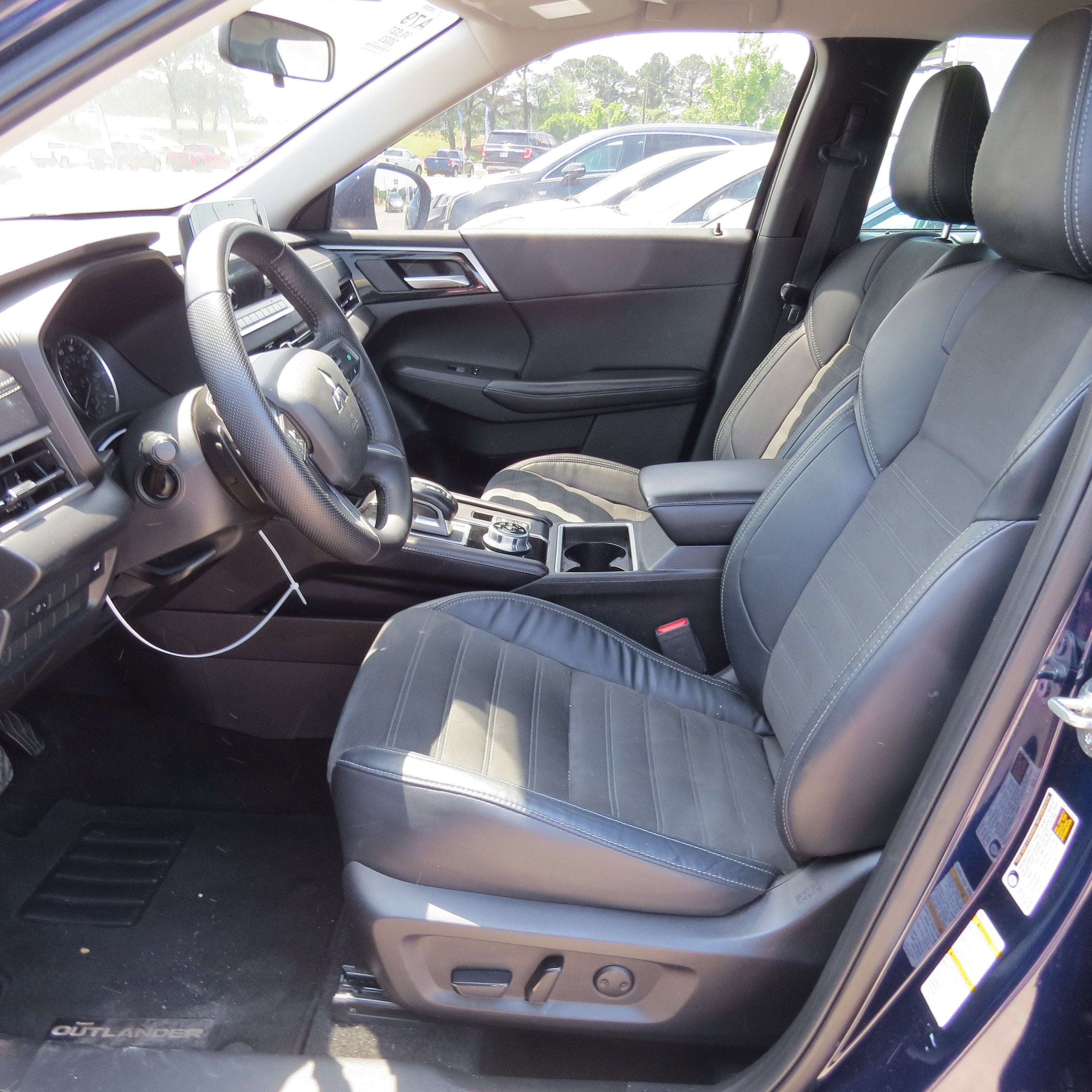 2023 Mitsubishi Outlander Base