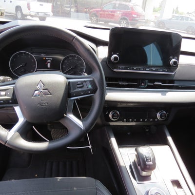 2023 Mitsubishi Outlander Base